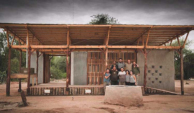 Estudiantes de la UM construyeron viviendas ecológicas para familias de bajos  recursos - @SNonline1